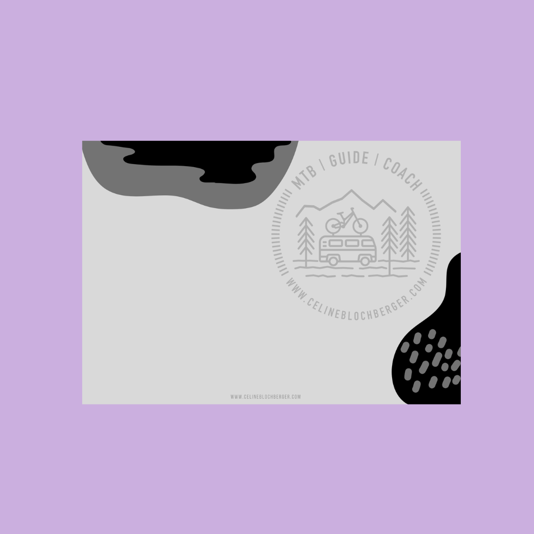 Eine graue rechteckige Gutscheinkarte mit abstrakten schwarzen Formen, einem kreisförmigen Logo, das einen Van, ein Fahrrad und Bäume zeigt. Auf dem Logo steht "MTB | Guide | Coach" und www.celineblochberger.com. Der Hintergrund ist hellviolett.